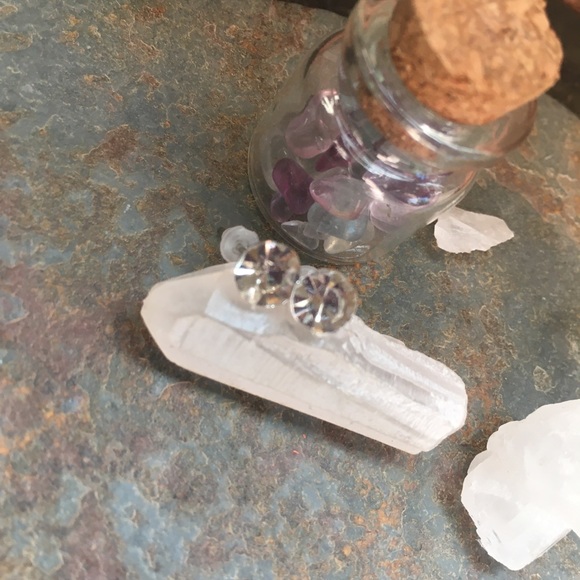 🎈Sale 🎈 2 for $10 NWOT April birthday Crystal look  earrings posts - Picture 4 of 5